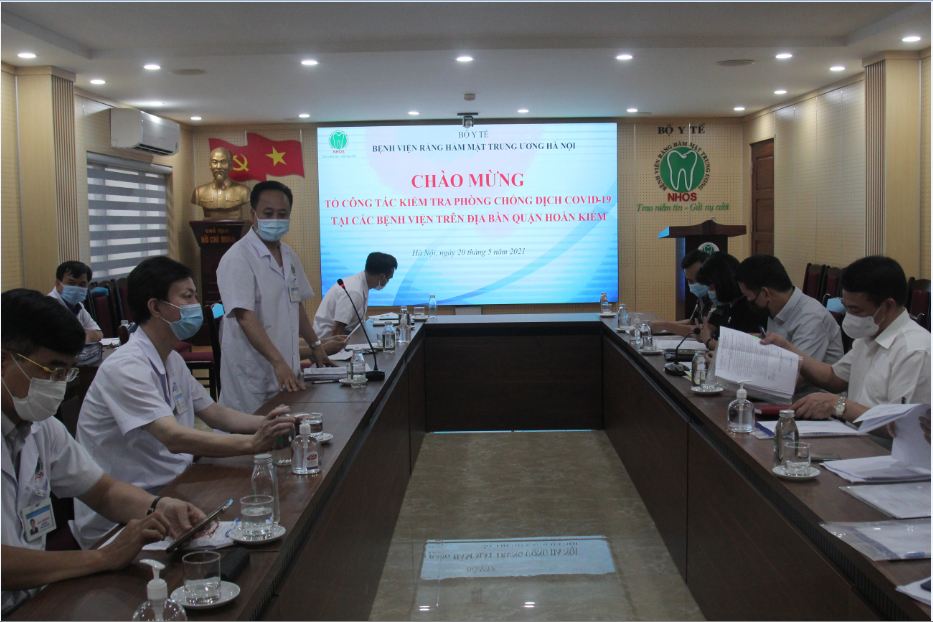 ĐOÀN CÔNG TÁC CỦA UBND QUẬN HOÀN KIẾM KIỂM TRA CÔNG TÁC PHÒNG CHỐNG DỊCH BỆNH COVID-19 VÀ CÔNG TÁC BẦU CỬ TẠI BỆNH VIỆN